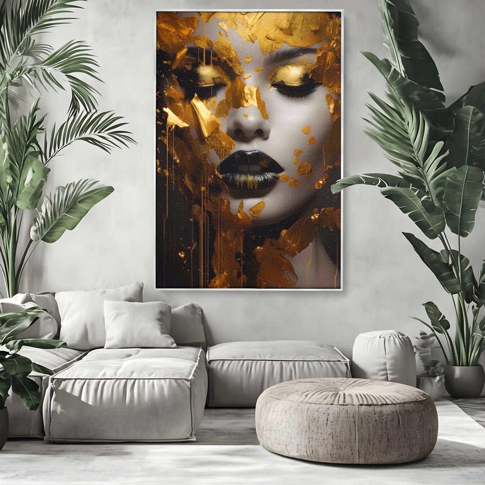 Tablou canvas cu tablou canvas cu portret feminin auriu, in rama de aluminiu argintiu, pe perete intr-un living
